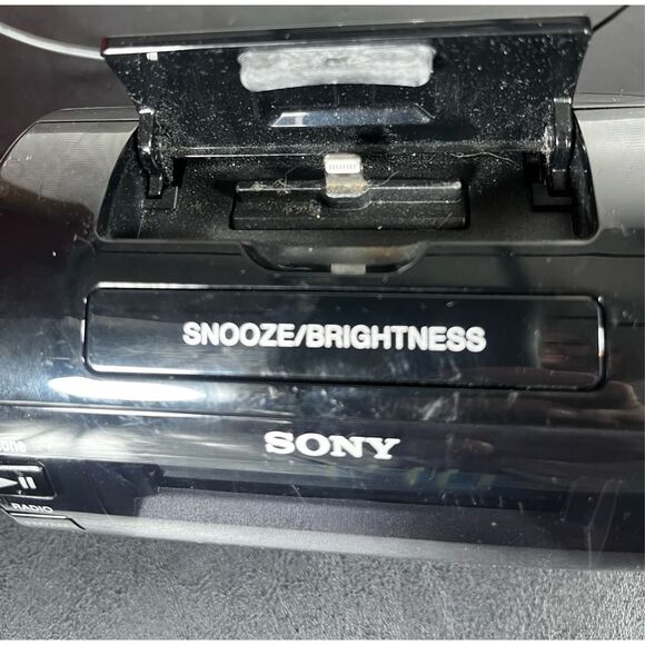 Sony Alarm Clock Speaker with Iphone Lighting dock, & Radio FM/AM - Picture 3 of 3